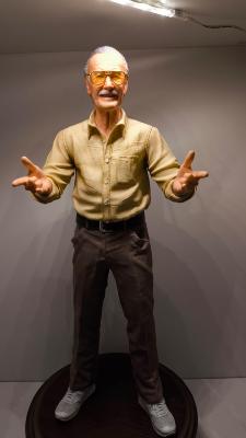 Stan Lee 1/4 Legacy Replica Marvel Statue | Iron Studios