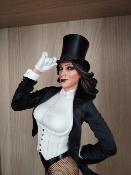 Zatanna Premium Format EXCLUSIVE EDITION Statuette | Sideshow